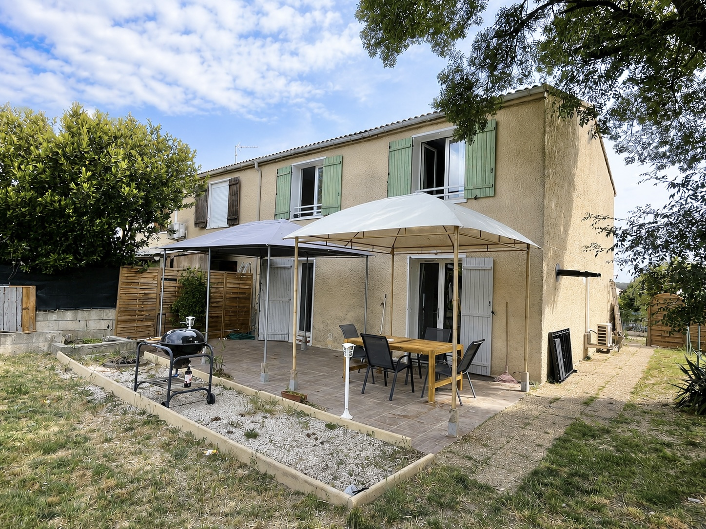 Rousson maison 3 face de type F5 avec garage sur 360m2 de jardin.