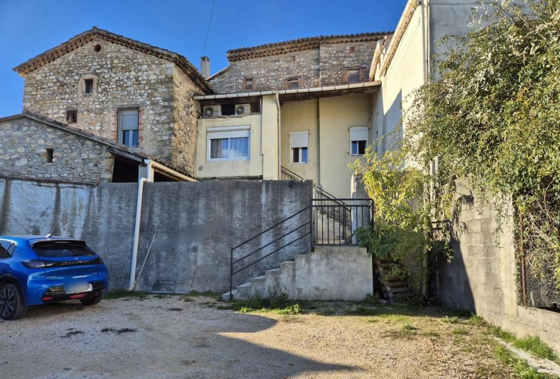 Rousson maison de village en pierres de type F4 sur 357m2 de terrain.