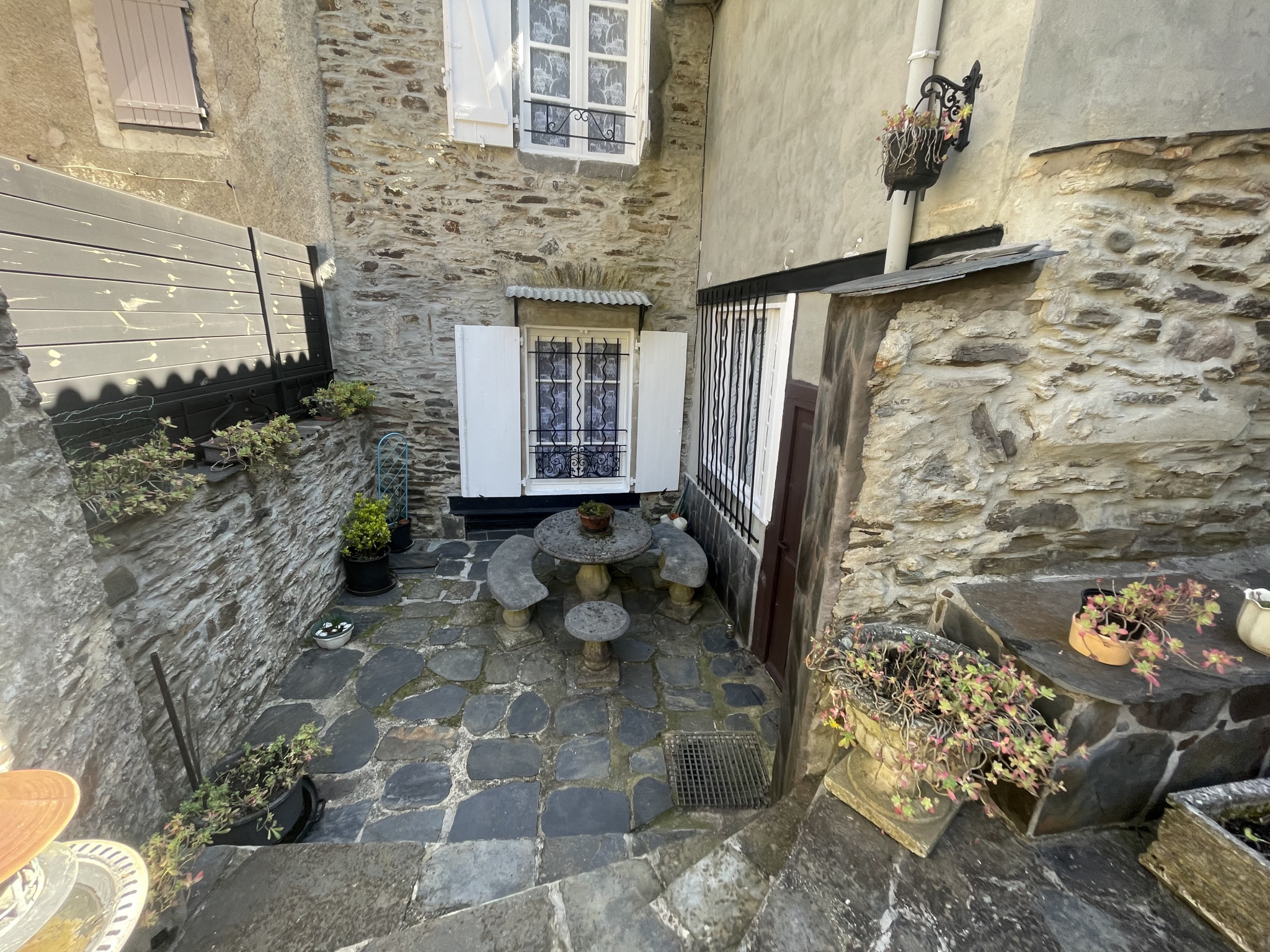 Vallée Borgne, ensemble immobilier de 4 appartements avec cour et terrain non attenant