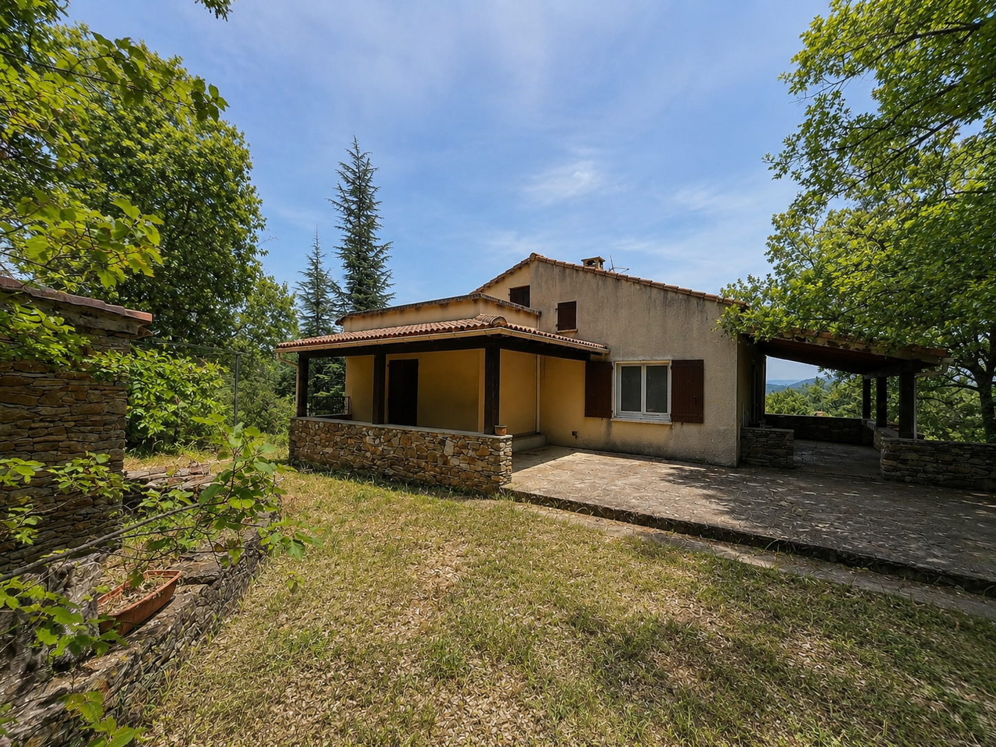 Meyrannes, maison à étage avec beaucoup de charme de 83 m2 habitable avec 100 m2 d'annexes sur 3804m2 de terra